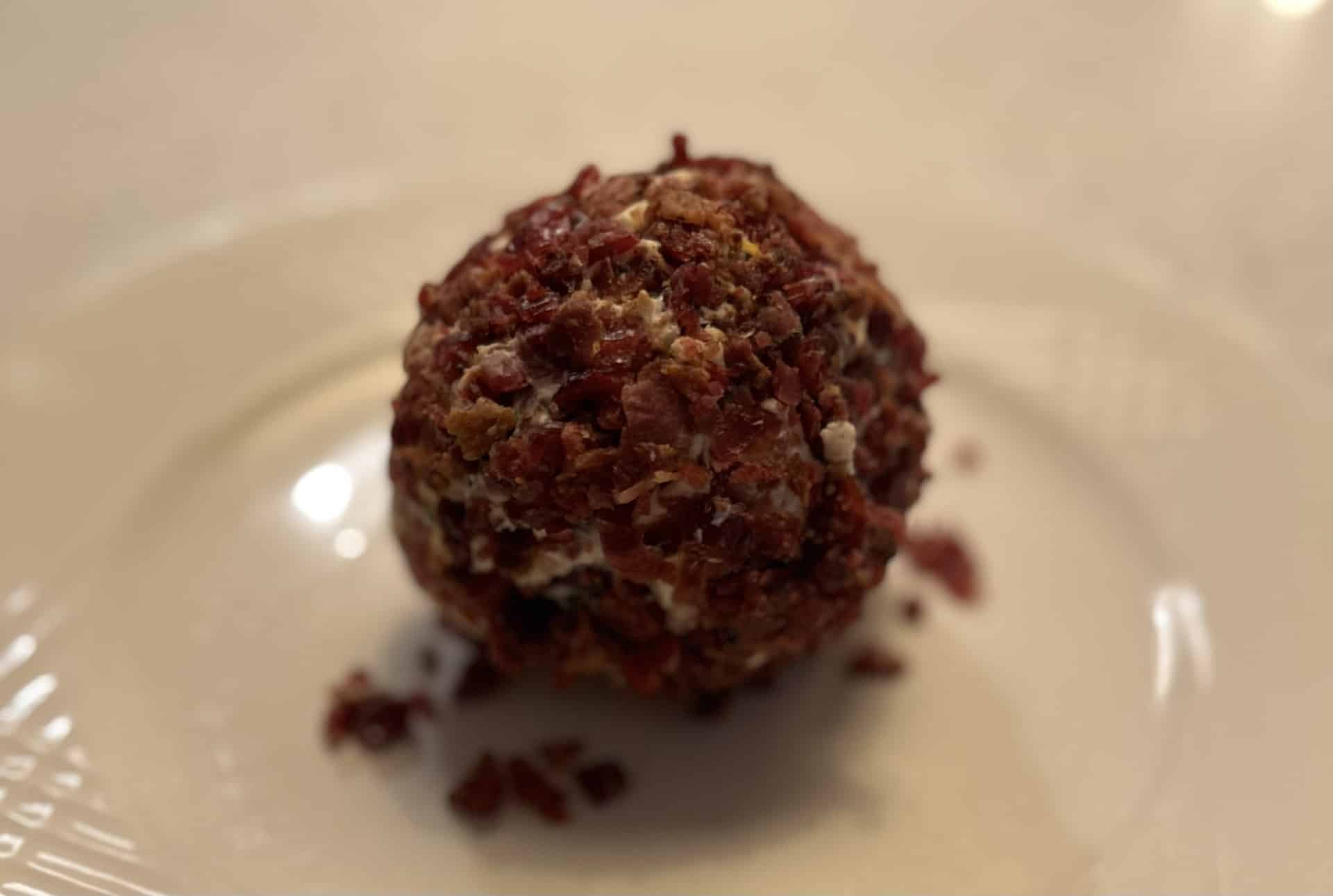 Boule de fromage à la crème, bacon et canneberges