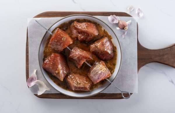 Cubes à brochette de porc biologique marinés miel et ail