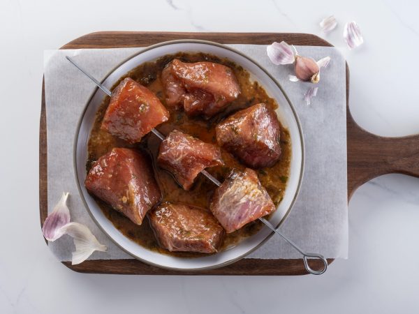 Cubes à brochette de porc biologique marinés miel et ail