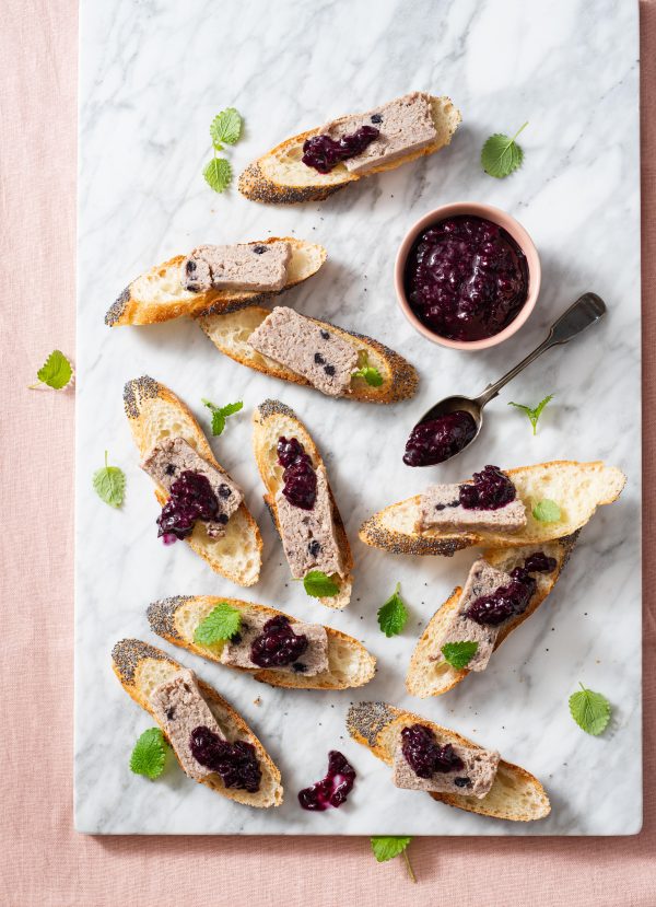 Terrine aux bleuets sauvages de porc biologique