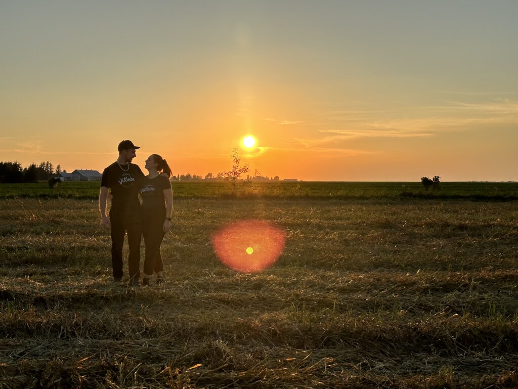 coucher de soleil sur les champs de la Ferme Villoise