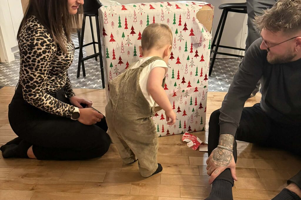 Enfant qui développe cadeau