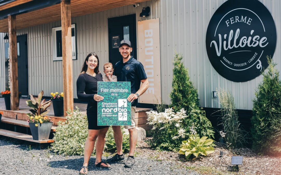 William et Andréa, propriétaires de la Ferme Villoise, devant la boutique de la ferme