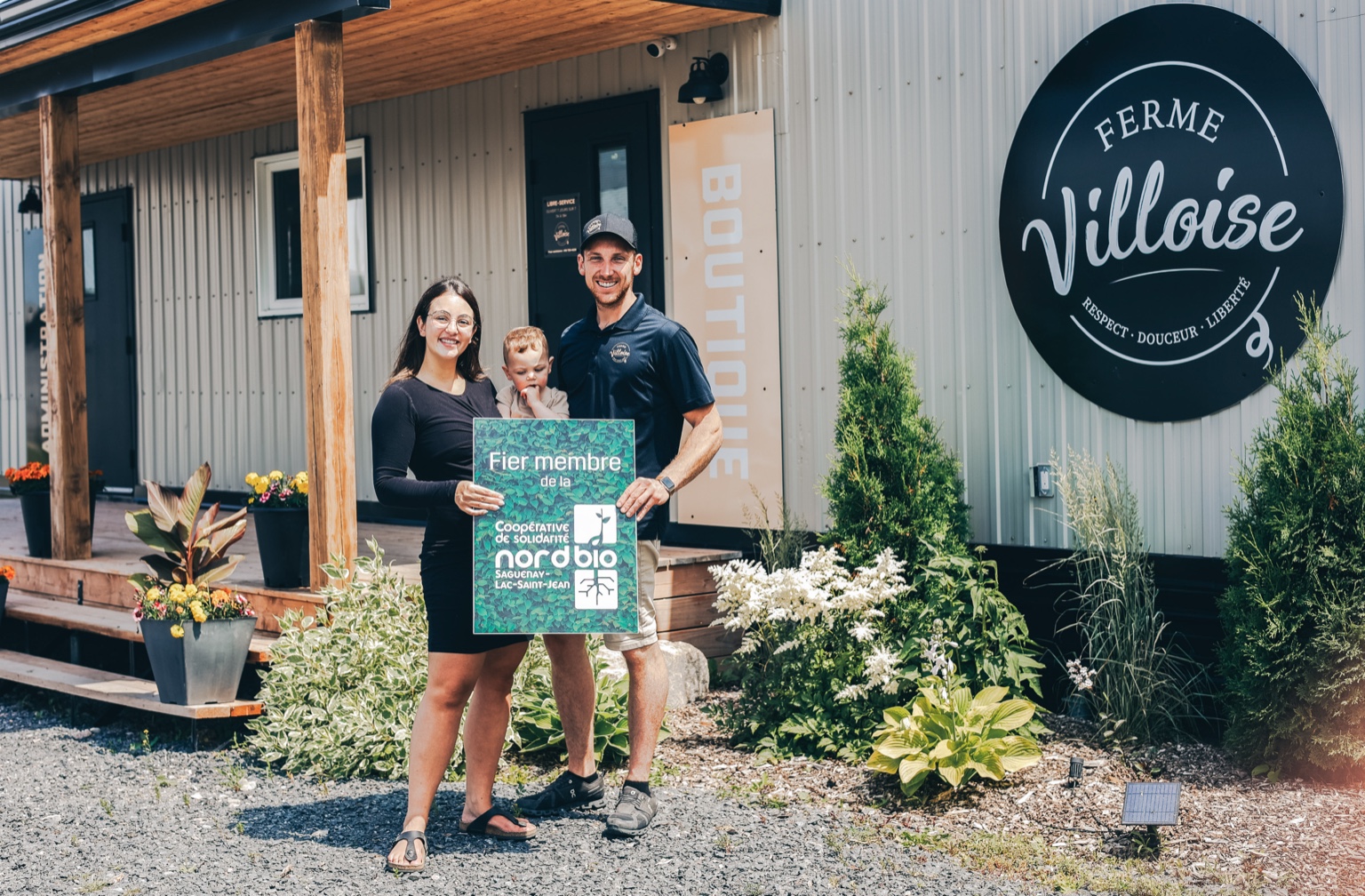 William et Andréa, propriétaires de la Ferme Villoise, devant la boutique de la ferme