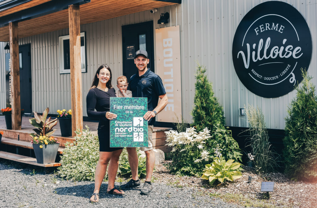William, andréa et leurs enfnats devant leur ferme au Saguenay lac saint jean- Ferme Villoise