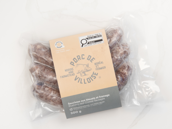 Emballage de saucisses au bleuet du Saguenay-Lac-Saint-Jean, faites à partir de porc biologique de la Ferme Villoise.